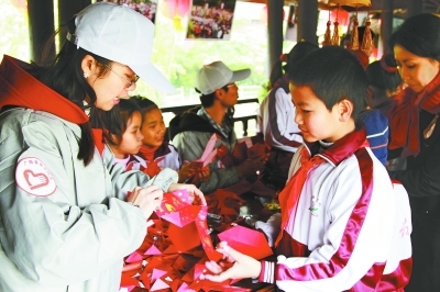 广西首共青团关爱农民工子女志愿服务基地挂牌