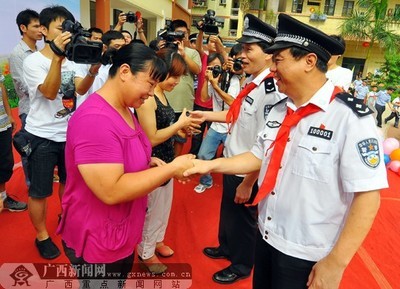 全区公安机关开展关爱未成年人守护"太阳花"活动(图)-广西新闻网