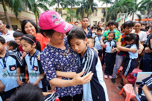 5月14日焦点图 3000多人 泡泡跑 中嗨翻天