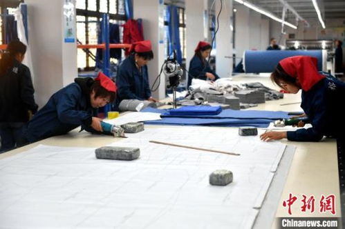 探访甘肃省临洮县服装厂里的 扶贫车间