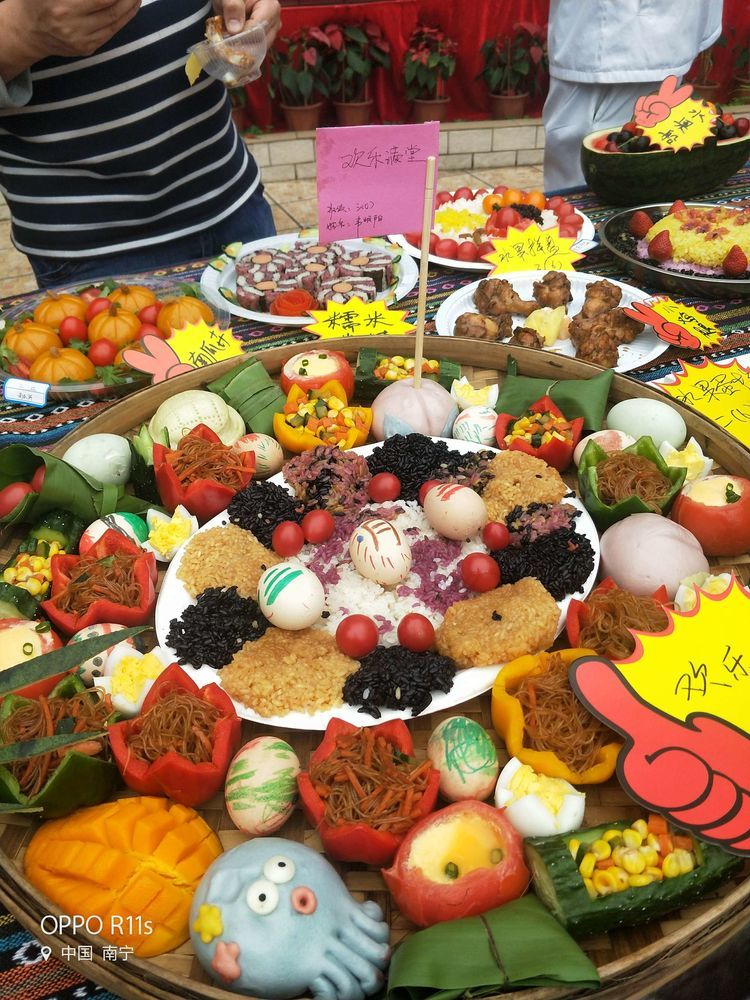 扶壮学校举行“壮族三月三，家乡美食展，义卖献爱心”活动